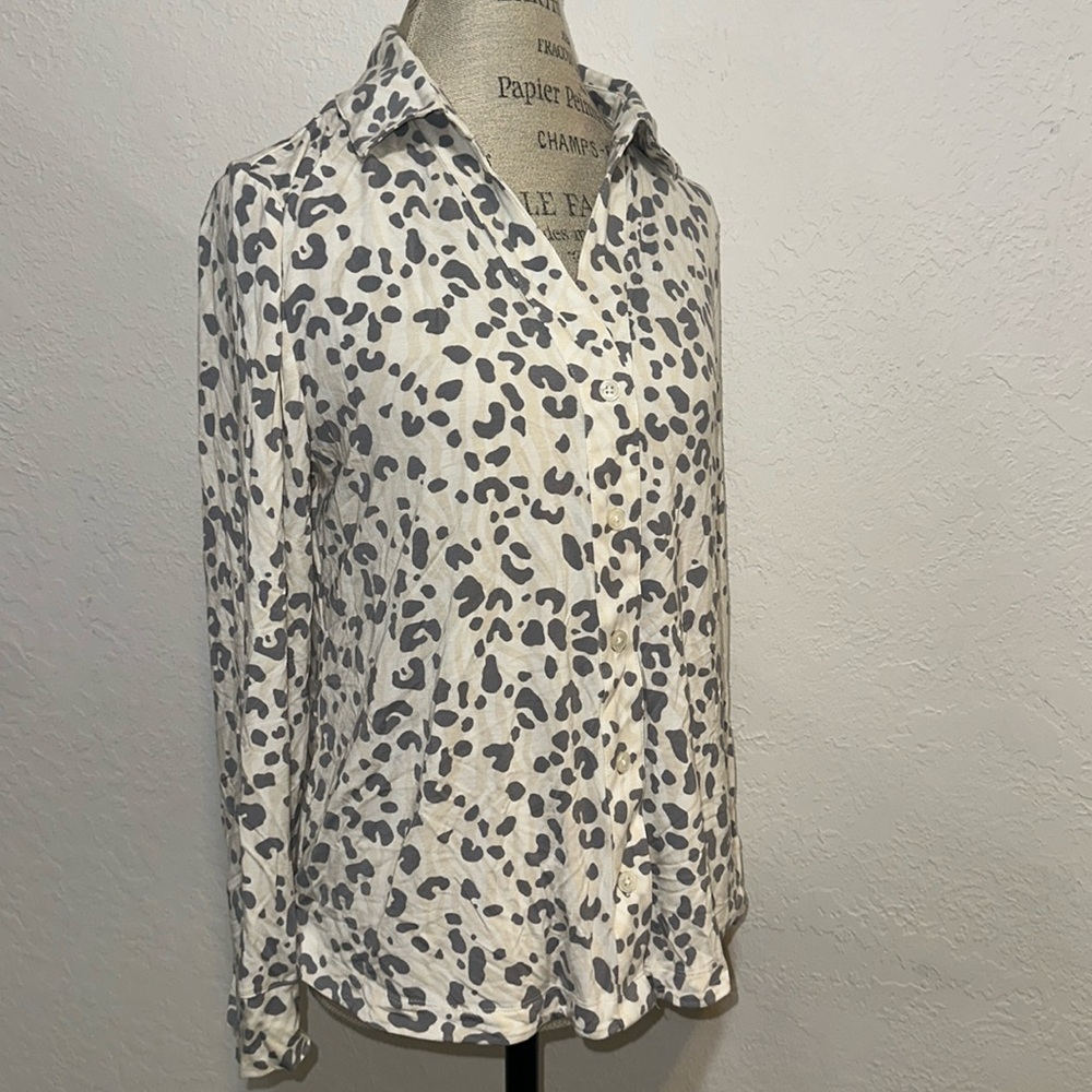 NWT Cool Nights Long Sleeve Button Down Top Leopard Dream Ivory Size Medium NEW